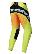 Alpinestars 2025 Techstar Melt Pants, spodnie motocrossowe, żółto-czarne, widok z tyłu z dużym czarnym logo Alpinestars na siedzeniu i pomarańczowymi grafikami gwiazd na udach, fluorescencyjna żółta tkanina techniczna z czarnymi panelami po wewnętrznej stronie nogawek.