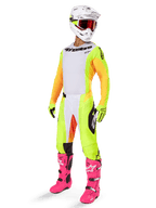 Alpinestars 2025 Techstar Melt Gear Set, kompletny strój motocrossowy, biała koszulka z żółto-pomarańczowymi rękawami, neonowo-żółte spodnie, jaskraworóżowe buty, biały kask z czerwonymi goglami, żółte rękawice, żywa kolorowa odzież wyścigowa