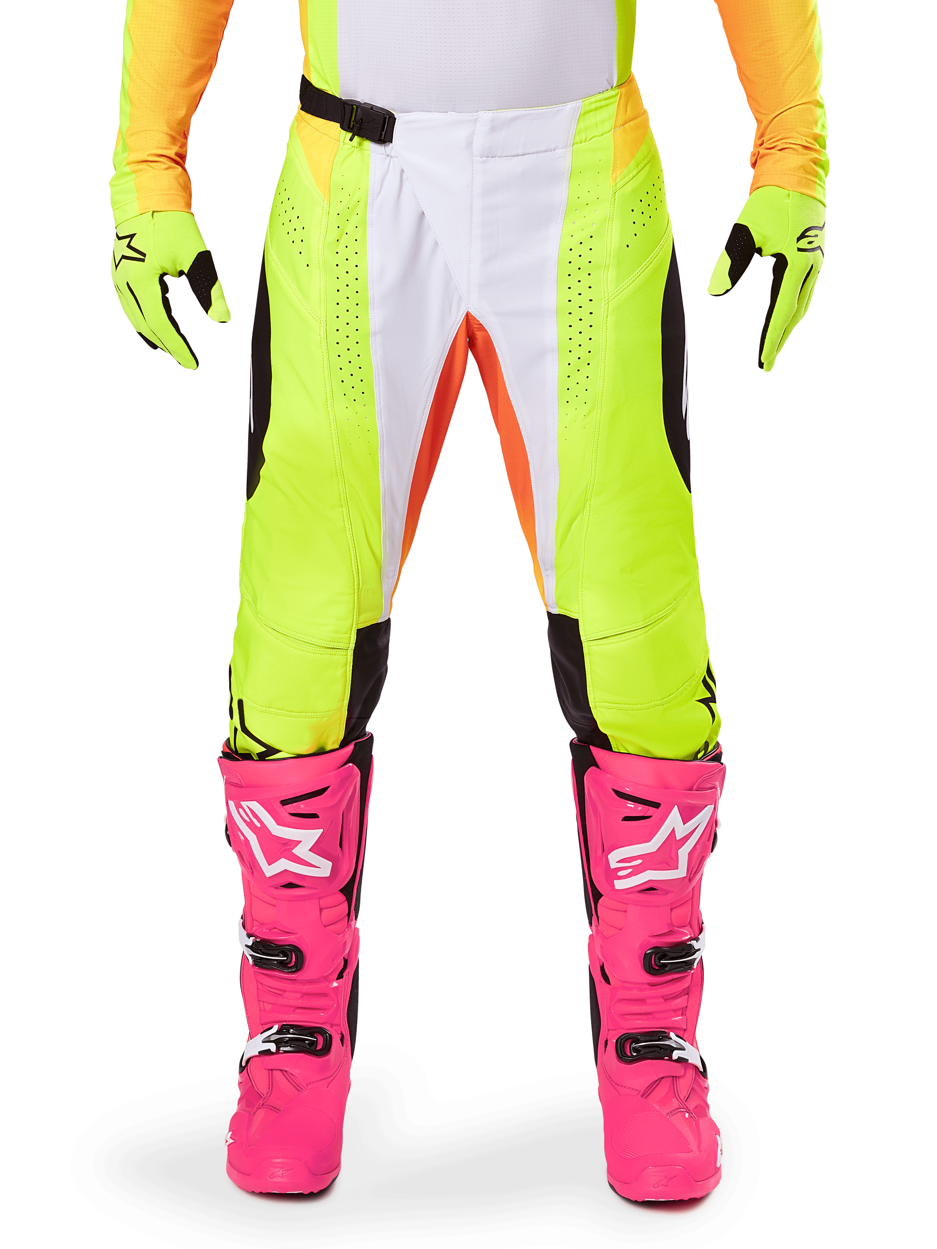 Spodnie Alpinestars 2025 Techstar Melt, spodnie motocrossowe, neonowożółte i białe z pomarańczowymi akcentami, noszone z pasującymi żółtymi rękawicami i jaskraworóżowymi butami motocrossowymi, posiadają perforowane panele wentylacyjne i magnetyczną klamrę w pasie, wysokiej klasy odzież wyścigowa