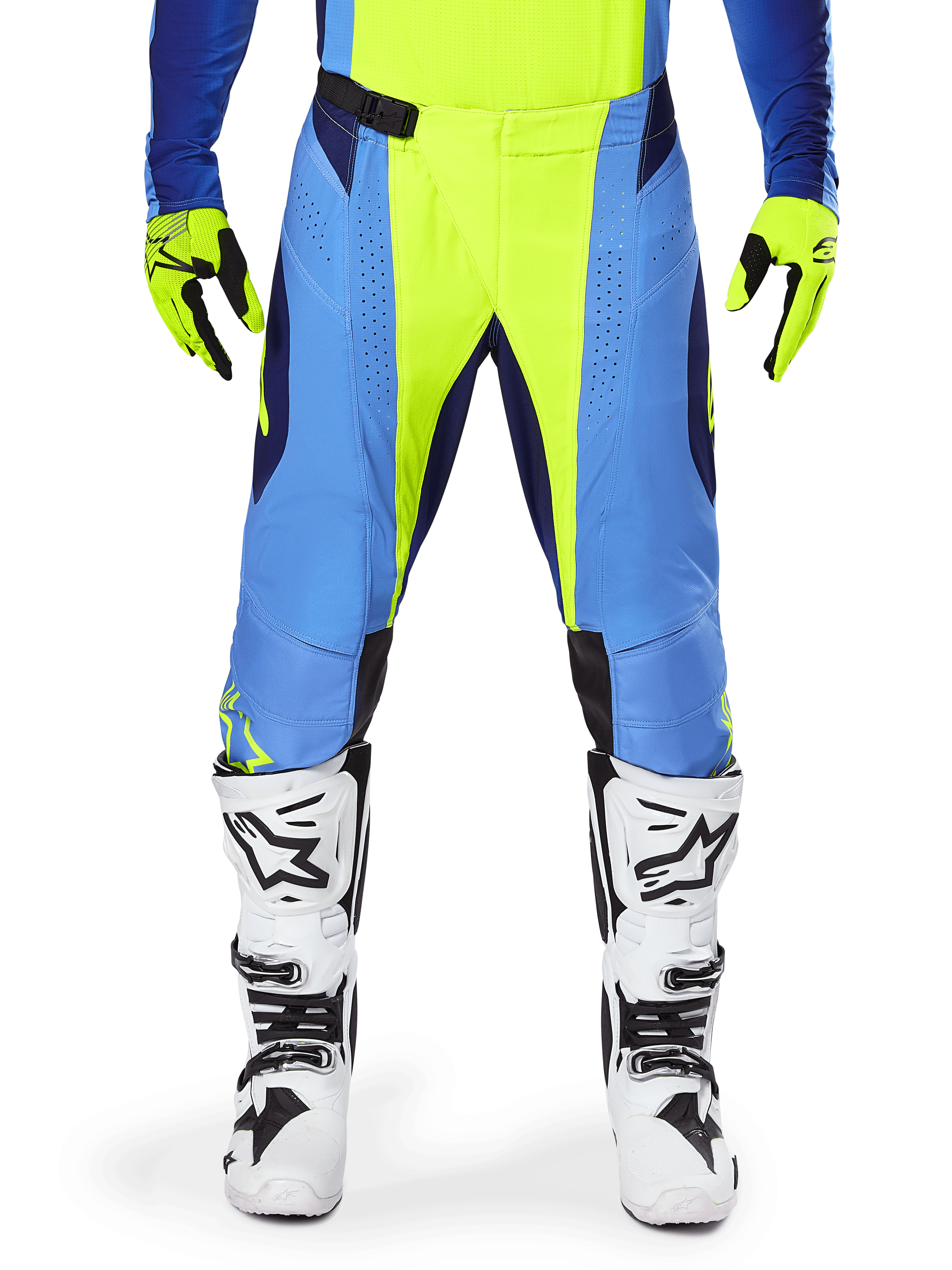 Alpinestars 2025 Techstar Melt Pants, spodnie motocrossowe, kolor żółty fluorescencyjny i niebieski, noszone z pasującą koszulką, żółtymi rękawicami oraz biało-czarnymi butami; wielopanelowa konstrukcja z laserowymi perforacjami i magnetyczną klamrą w pasie, stworzona do profesjonalnych wyścigów off-road.