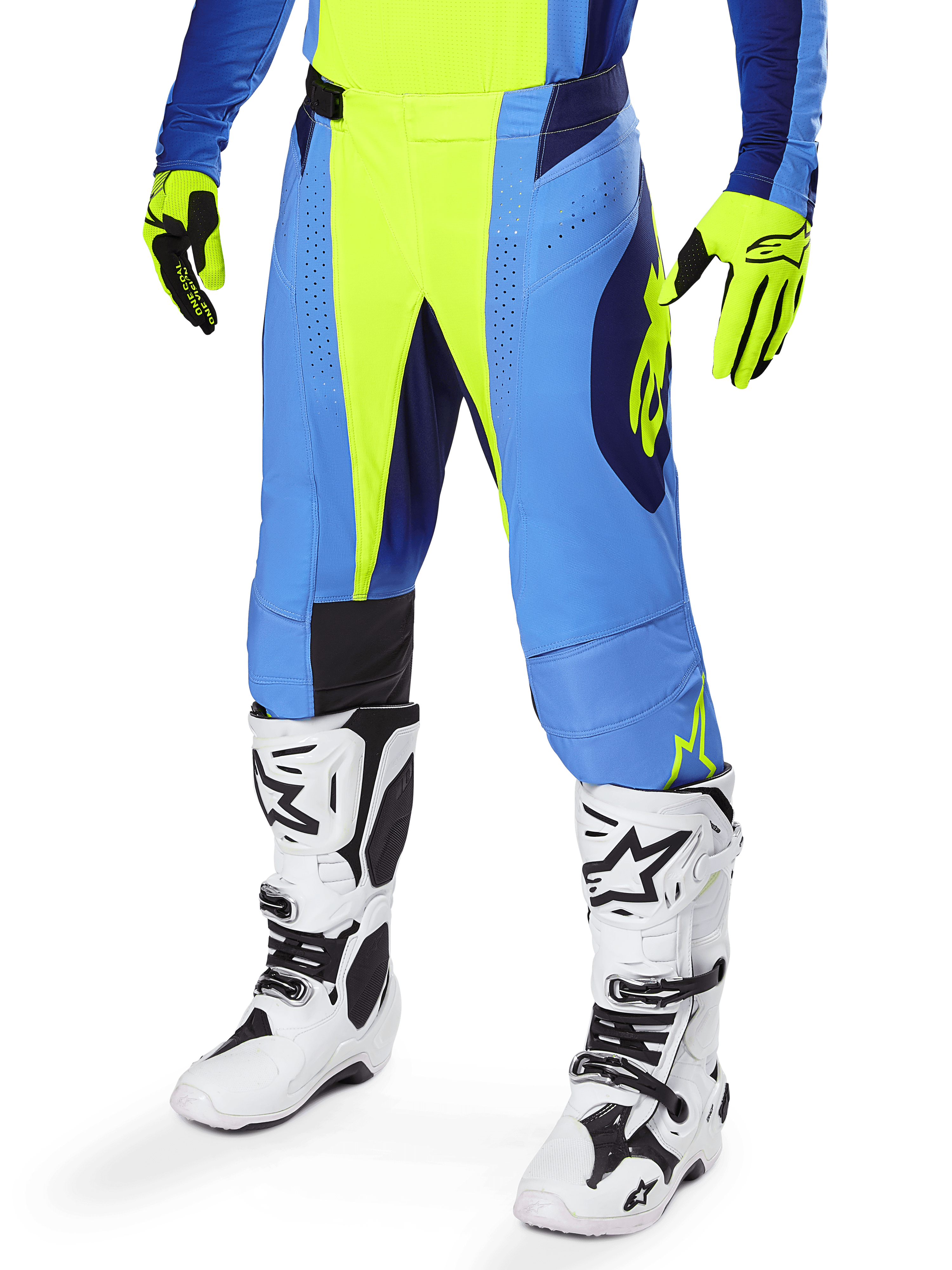 Alpinestars Techstar Melt Pants 2025, spodnie motocrossowe, niebieskie i neonowo-żółte, z perforowaną wentylacją i czarnymi akcentami, zestawione z pasującymi neonowo-żółtymi rękawicami i białymi butami wyścigowymi