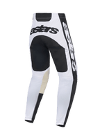 Alpinestars 2026 Racer Riway Pants, spodnie motocrossowe, biało-czarne, widok z tyłu z wyraźnym czarnym brandingiem astars na tylnym karczku, czarny wzmocniony panel na siedzeniu i beżowe łaty z koziej skóry po wewnętrznej stronie kolan, wytrzymała konstrukcja do wyścigów terenowych