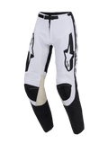 Alpinestars 2026 Racer Riway Pants, spodnie motocrossowe, biało-czarne, wewnętrzne panele kolan z beżowej koziej skóry, duże czarne logo Alpinestars na udach, magnetyczne zapięcie na klamrę, sportowa, wstępnie zakrzywiona konstrukcja do jazdy off-road