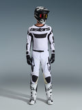Alpinestars 2026 Racer Riway Gear Set, strój motocrossowy, biało-czarny, kompletny zestaw wyścigowy zawierający białą koszulkę z czarnym brandingiem Alpinestars, pasujące białe spodnie z czarnymi akcentami, czarny kask i białe buty, profesjonalny sprzęt do wyścigów off-road