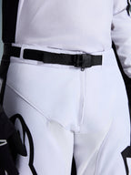 Alpinestars 2026 Racer Riway Pants, spodnie motocrossowe, biało-czarne, zbliżenie na talię z magnetyczną klamrą SX2 i regulowanym paskiem, wytrzymała konstrukcja z tkaniny poliestrowej z czarnym brandingiem