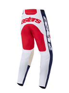 Alpinestars 2026 Racer Riway Pants, spodnie motocrossowe, biało-niebiesko-czerwone, widok z tyłu pokazujący czerwone logo „astars”, niebieskie panele boczne z białymi napisami i wstępnie zakrzywioną konstrukcję dla wydajności w terenie