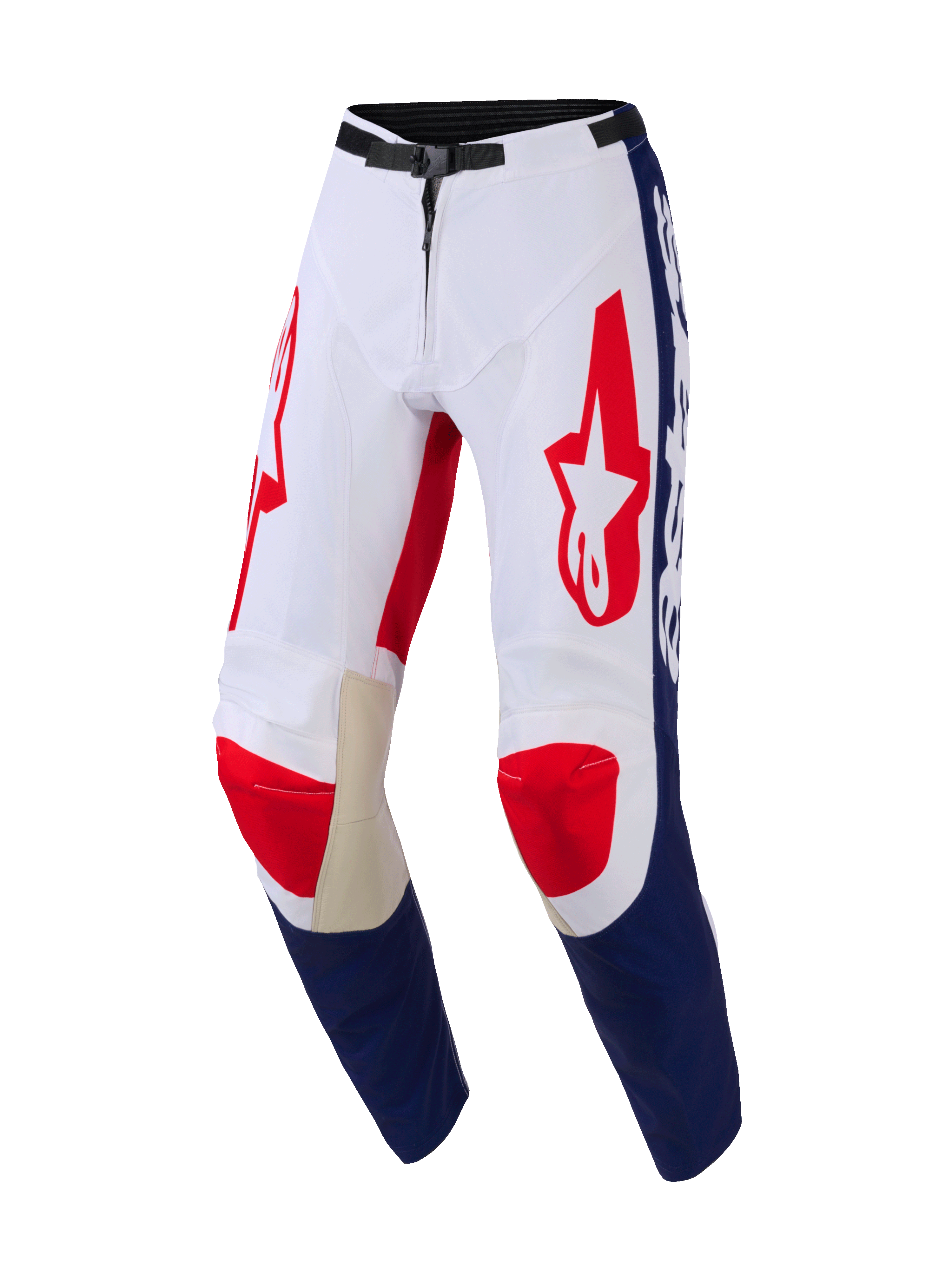 Alpinestars Racer Riway Pants 2026, spodnie motocrossowe, biało-niebiesko-czerwone, czerwone logo Astar na udach, niebieskie panele na dole nogawek, beżowe skórzane wzmocnienia po wewnętrznej stronie kolan, czarna magnetyczna klamra w pasie, wytrzymała konstrukcja do jazdy terenowej