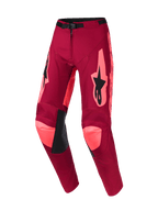 Alpinestars 2026 Racer Riway Pants, spodnie motocrossowe, kolor Dark Red Coral, jasne koralowe akcenty na kolanach i po bokach, czarne logo Alpinestars na udach, czarne skórzane panele wewnętrzne na kolanach i regulowana klamra w pasie, wytrzymała konstrukcja do wyścigów off-road