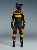 Alpinestars 2026 Racer Riway Gear Set, kompletny strój wyścigowy motocross, czarna bluza z żółtym brandingiem astars, czarne spodnie z żółtymi akcentami na kolanach i udach, dopasowany czarny kask, gogle, rękawice i buty, profesjonalna odzież terenowa