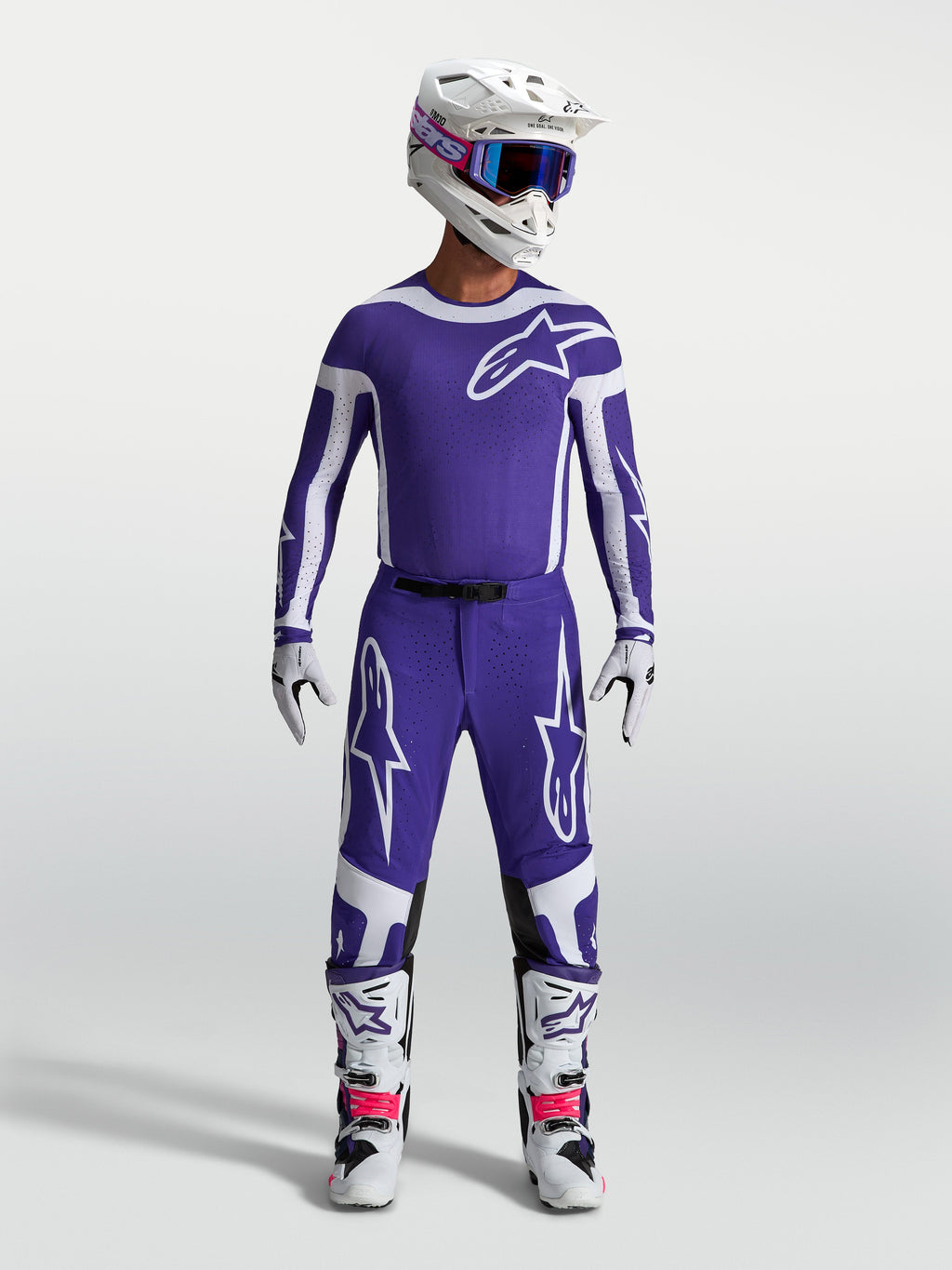 Spodnie Alpinestars Supertech Vesta, męskie spodnie motocrossowe, niebieskie i białe, sportowy krój z wytrzymałej tkaniny rip-stop, widok na modelu w pełnym stroju wyścigowym.