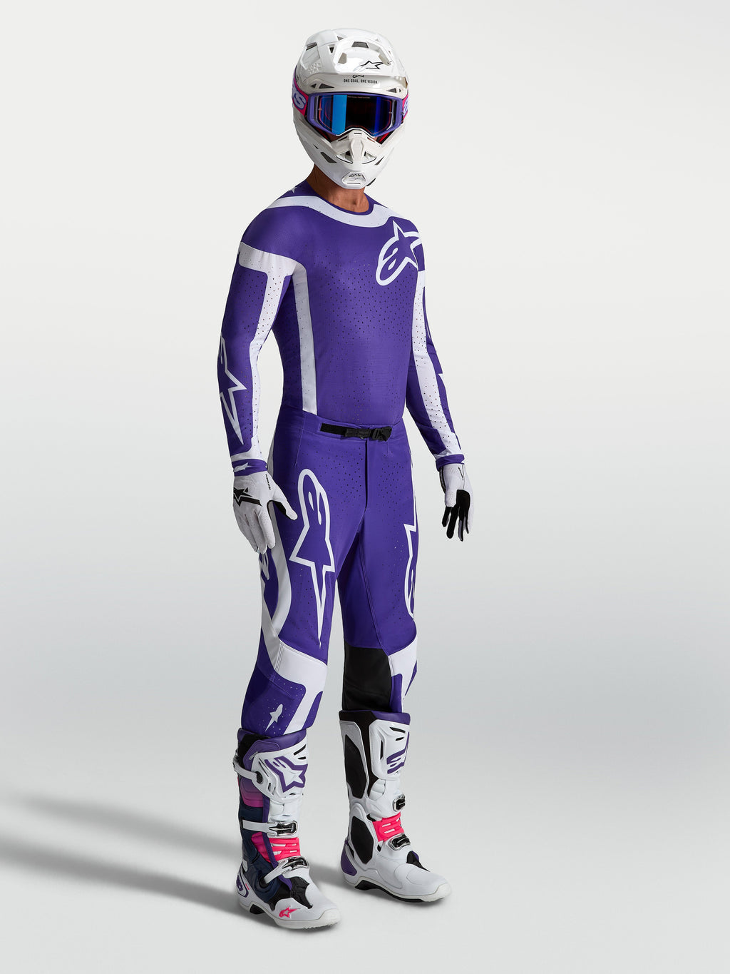 Alpinestars Spodnie Supertech Vesta, profesjonalne spodnie motocrossowe, męskie, ciemnoniebieskie i białe, model w pełnym zestawie wyścigowym, wyczynowy krój sportowy pro level.