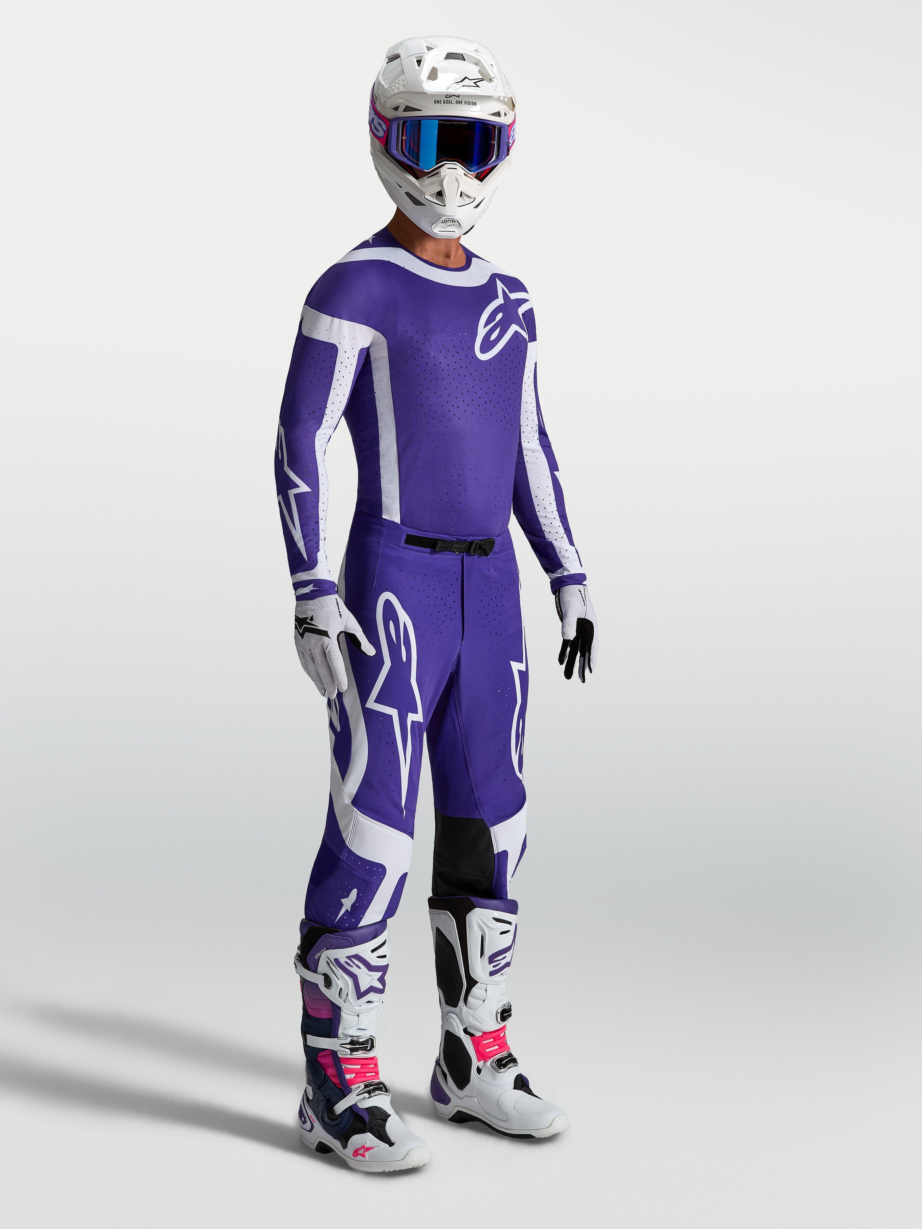 Alpinestars Spodnie Supertech Vesta, profesjonalne spodnie motocrossowe, męskie, ciemnoniebieskie i białe, model w pełnym zestawie wyścigowym, wyczynowy krój sportowy pro level.