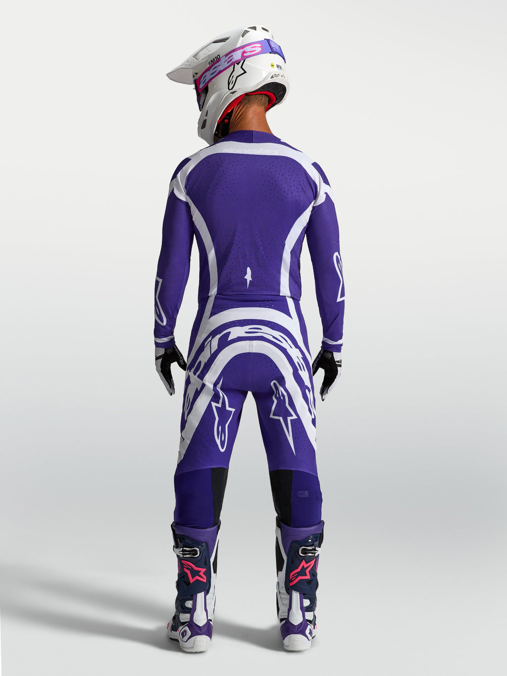Alpinestars Supertech Vesta, spodnie i koszulka, ciemnoniebieski i biały zestaw motocrossowy, widok z tyłu na modelu