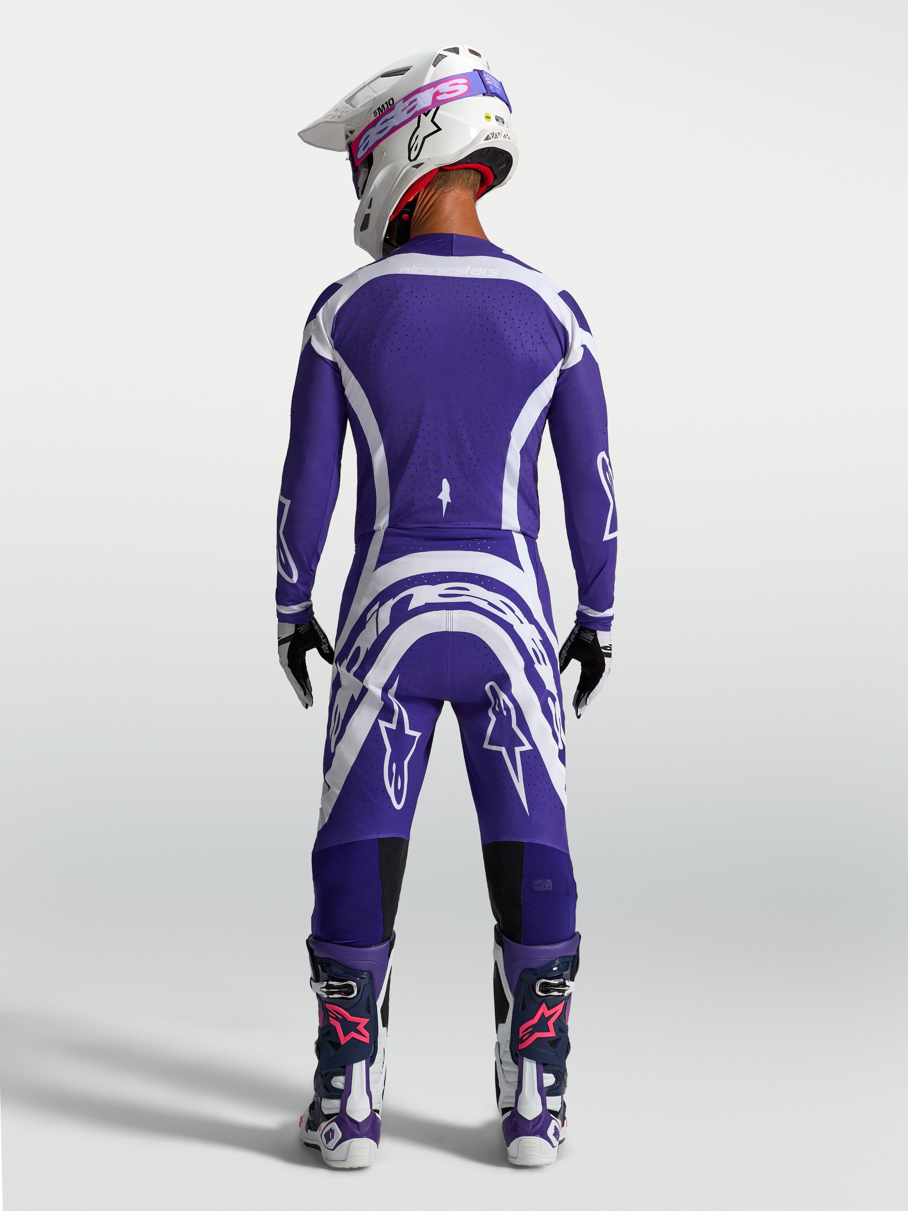 Alpinestars Supertech Vesta, spodnie i koszulka, ciemnoniebieski i biały zestaw motocrossowy, widok z tyłu na modelu