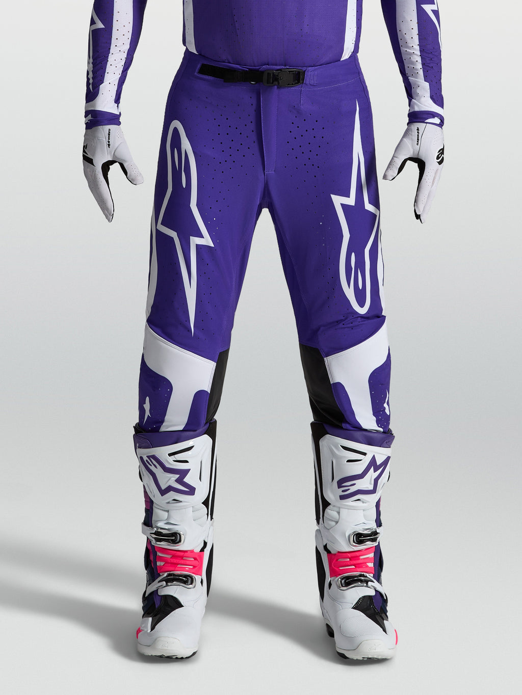 Spodnie Alpinestars Supertech Vesta, niebieskie i białe spodnie motocrossowe o sportowym kroju i konstrukcji rip-stop.