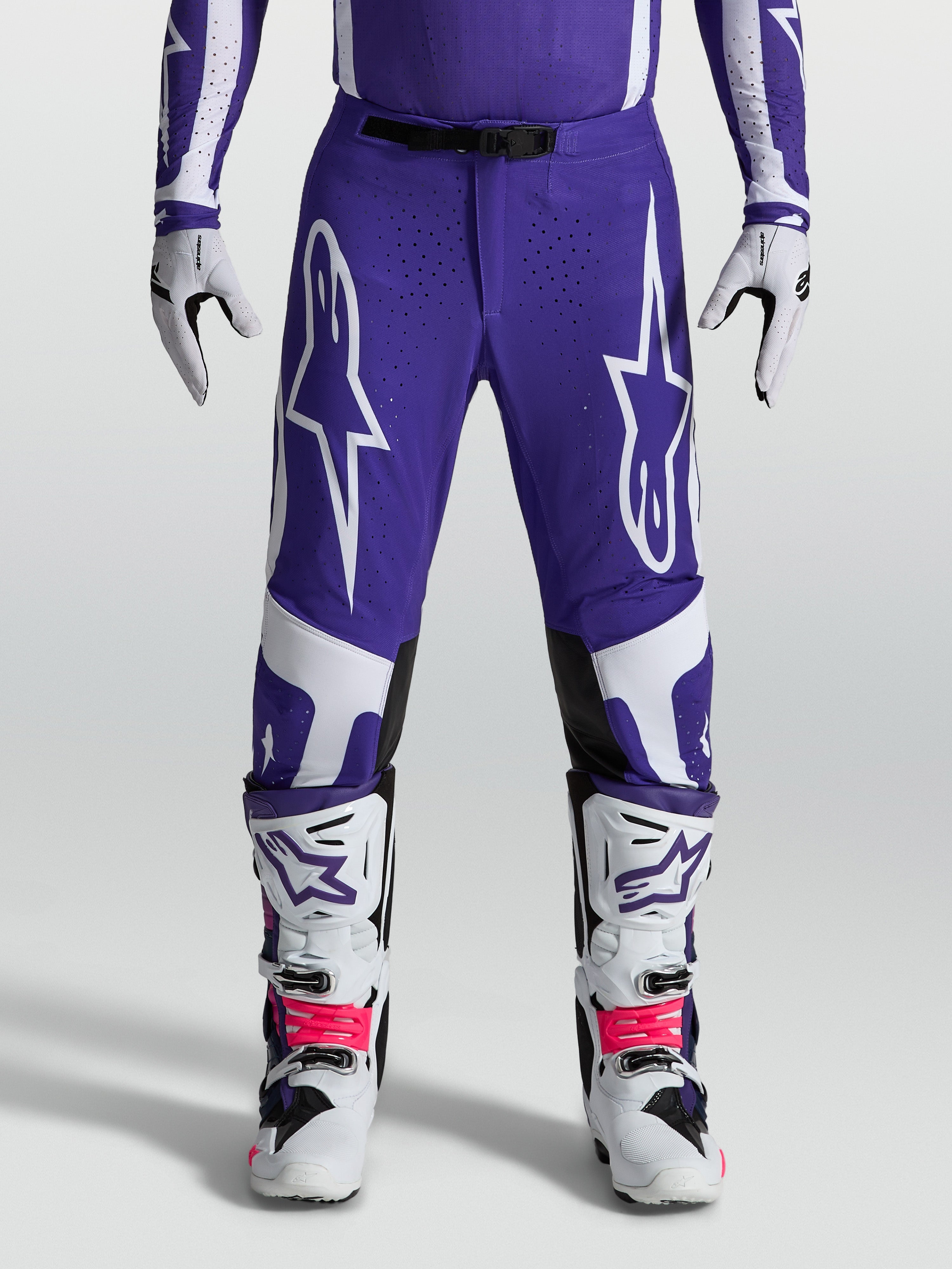 Spodnie Alpinestars Supertech Vesta, niebieskie i białe spodnie motocrossowe o sportowym kroju i konstrukcji rip-stop.