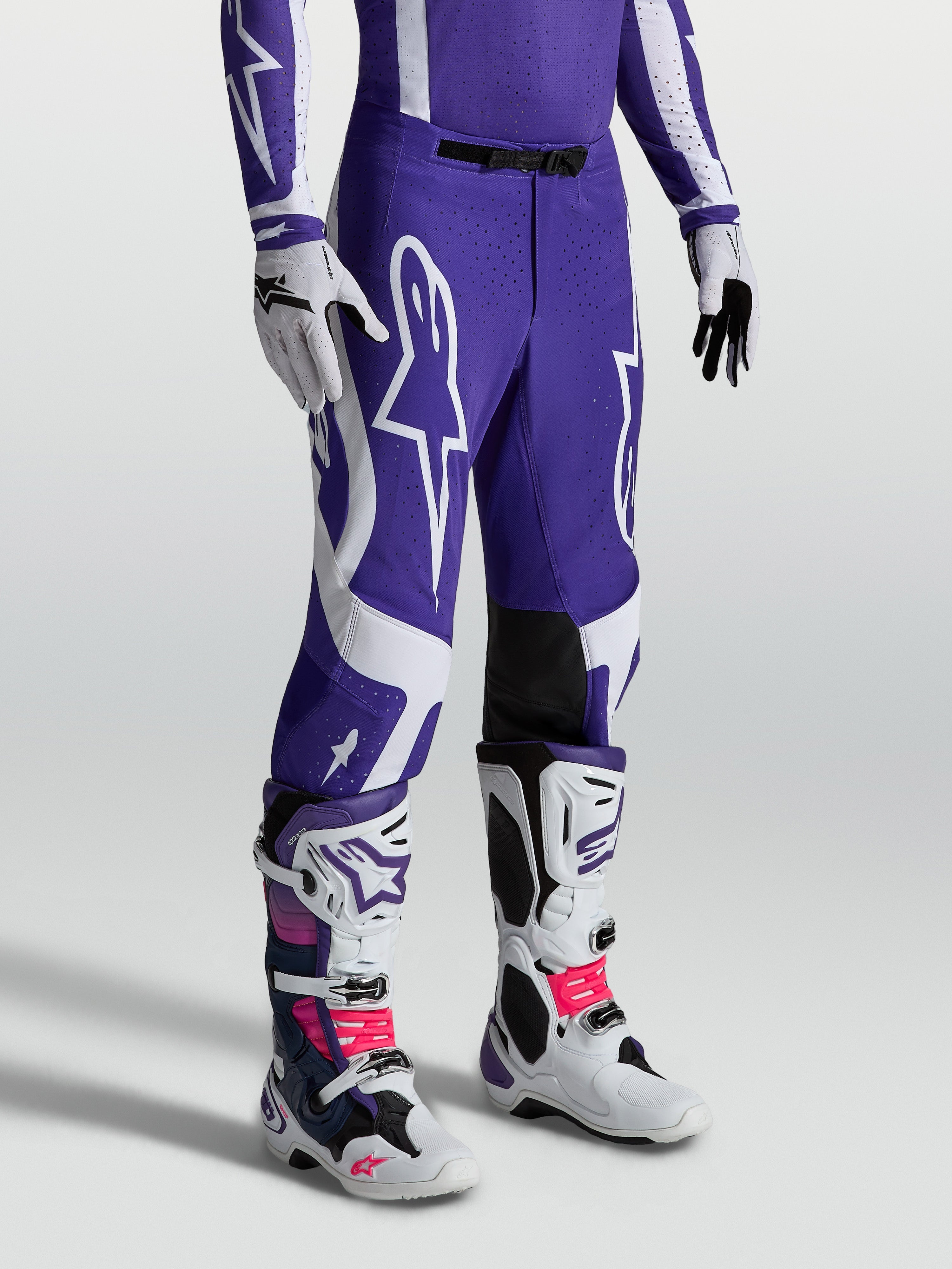 Alpinestars spodnie Supertech Vesta, męskie spodnie motocrossowe, ciemnoniebieskie i białe, sportowy krój, panele ze skóry.