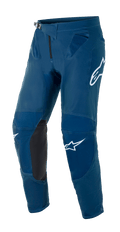 Alpinestars Supertech Blaze Pants, spodnie motocrossowe off-road, ciemnoniebieskie, czarne skórzane panele po wewnętrznej stronie kolan, białe logo Alpinestars na udzie i nogawce, regulowana klamra w pasie, siatkowe strefy wentylacyjne na biodrach