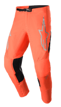 Alpinestars 2023 Supertech Risen Pants, spodnie motocrossowe, intensywny pomarańczowy i czarny, szare logo gwiazdy na udzie, regulowane zapięcie na klamrę, perforowane strefy wentylacyjne oraz wzmocnione czarne panele po wewnętrznej stronie nogawek.
