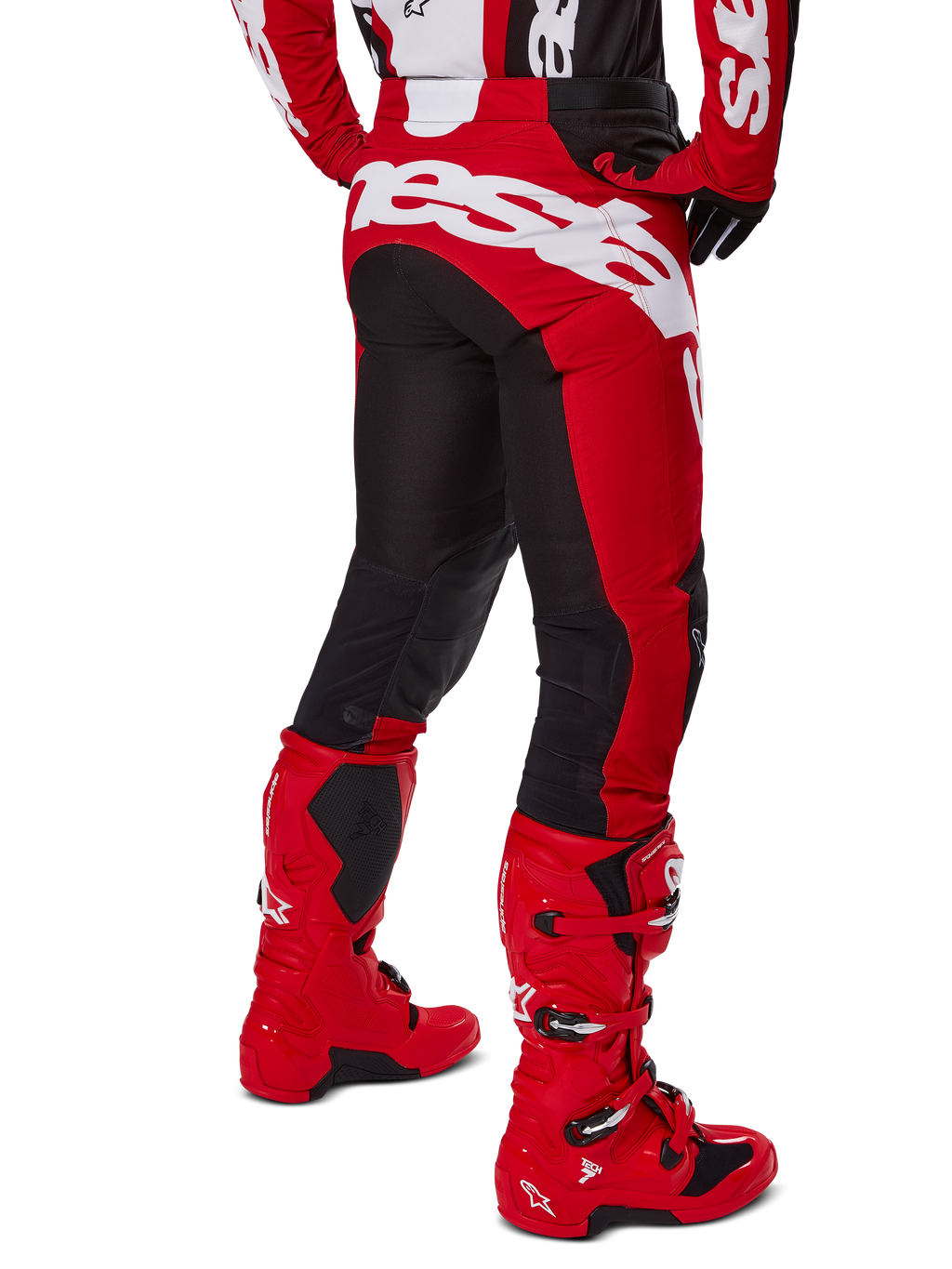 Alpinestars 2025 Racer Veil Gear Set, czerwono-czarny strój motocrossowy, widok z tyłu na czerwono-czarne spodnie z dużym białym logo, czerwone buty Tech 7 i dopasowana koszulka, wysokiej klasy sprzęt wyścigowy do jazdy off-road