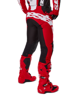 Alpinestars 2025 Racer Veil Gear Set, czerwono-czarny strój motocrossowy, widok z tyłu na czerwono-czarne spodnie z dużym białym logo, czerwone buty Tech 7 i dopasowana koszulka, wysokiej klasy sprzęt wyścigowy do jazdy off-road