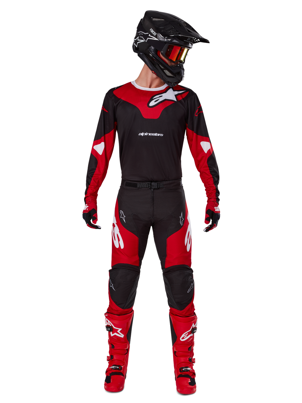 Alpinestars 2025 Racer Veil Gear Set, zestaw motocrossowy w kolorze czerwonym i czarnym, koszulka z białym logo, pasujące spodnie z czerwonymi panelami, jaskrawoczerwone buty, czarny kask z pomarańczowymi goglami i czerwone rękawice, wysokowydajny strój do wyścigów terenowych