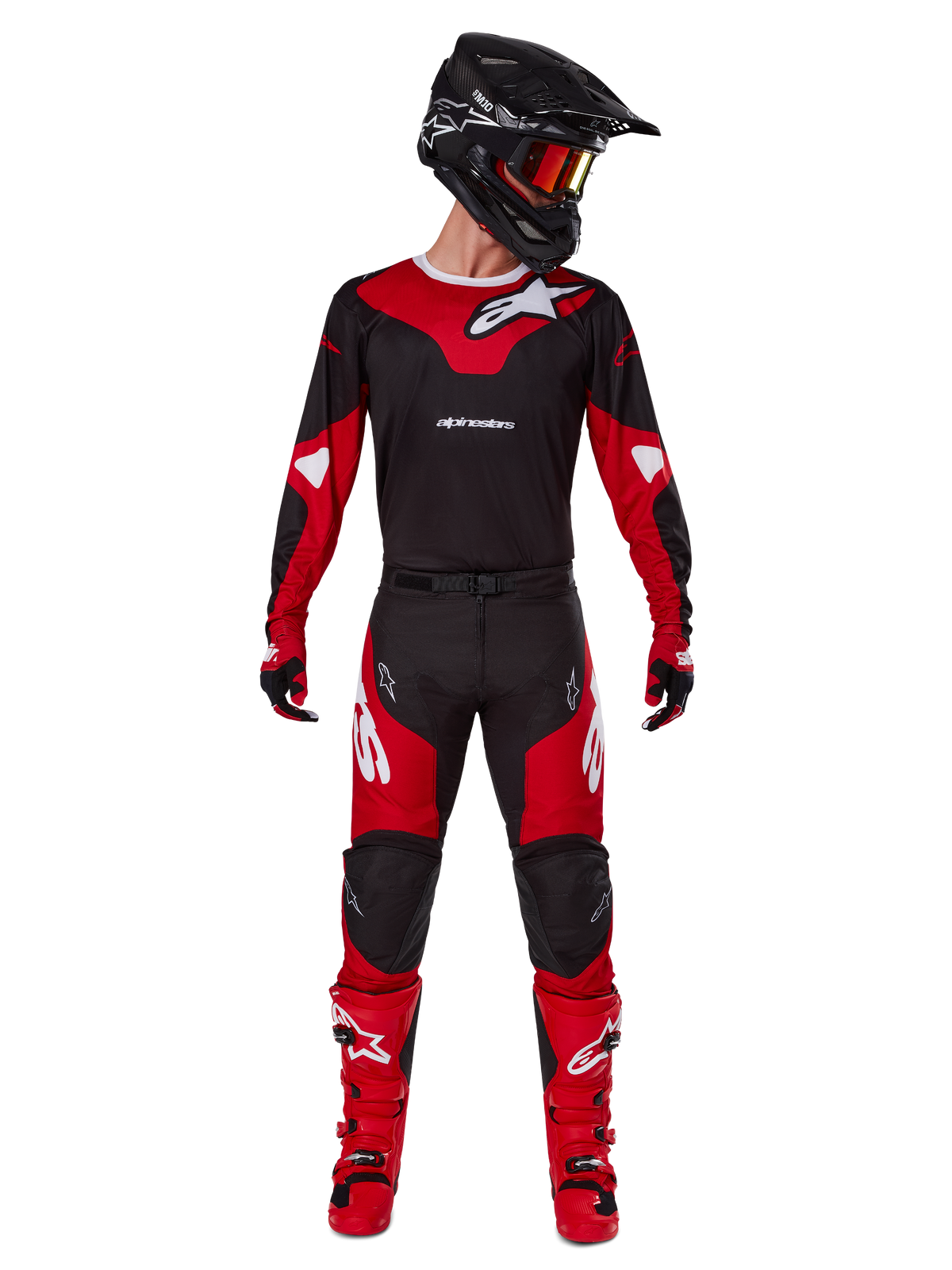 Alpinestars 2025 Racer Veil Gear Set, zestaw motocrossowy w kolorze czerwonym i czarnym, koszulka z białym logo, pasujące spodnie z czerwonymi panelami, jaskrawoczerwone buty, czarny kask z pomarańczowymi goglami i czerwone rękawice, wysokowydajny strój do wyścigów terenowych