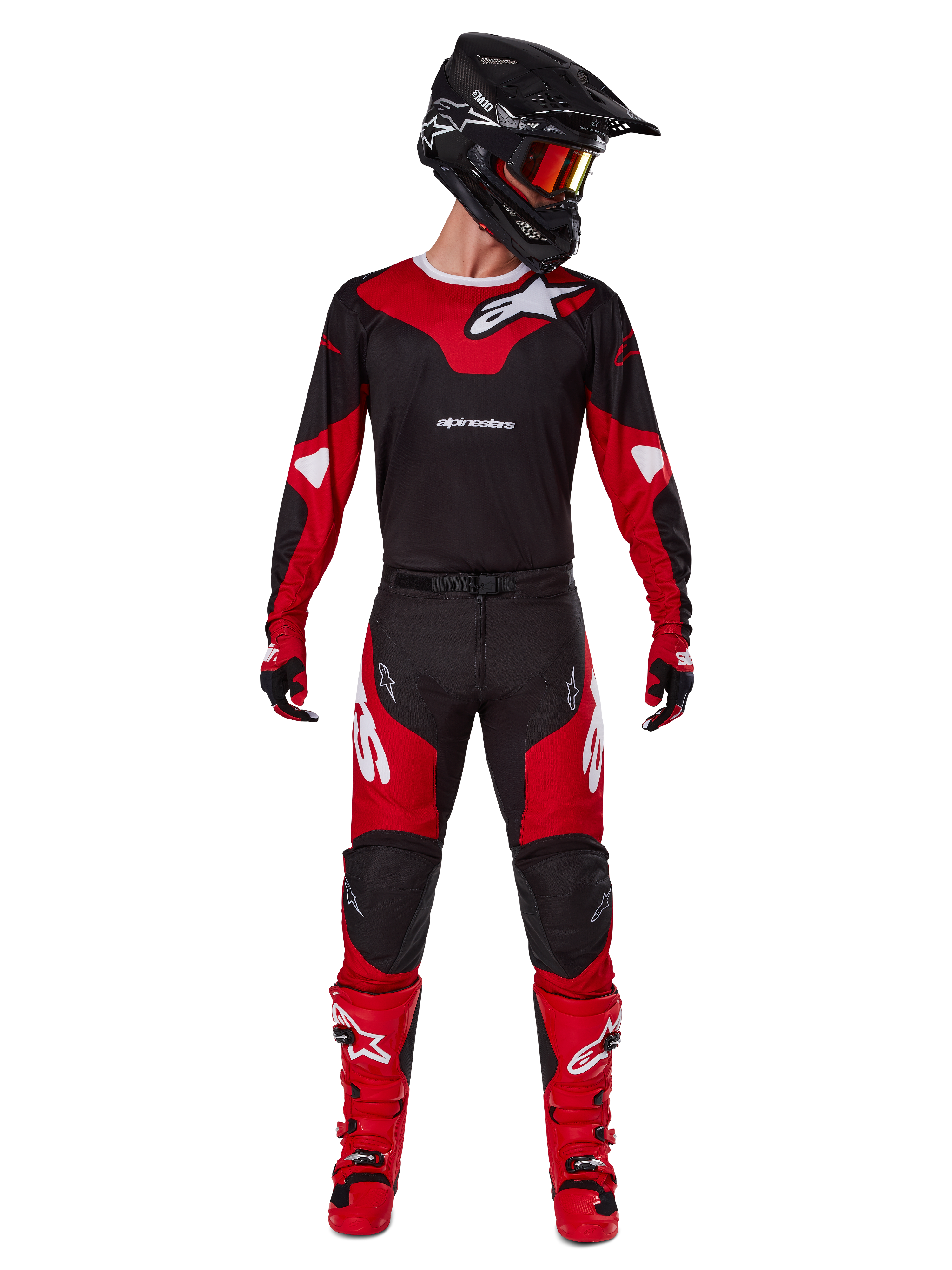 Alpinestars 2025 Racer Veil Gear Set, zestaw motocrossowy w kolorze czerwonym i czarnym, koszulka z białym logo, pasujące spodnie z czerwonymi panelami, jaskrawoczerwone buty, czarny kask z pomarańczowymi goglami i czerwone rękawice, wysokowydajny strój do wyścigów terenowych