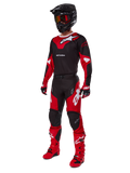 Alpinestars 2025 Racer Veil Gear Set, kompletny strój motocrossowy w kolorze czarnym i czerwonym z białymi akcentami, zawierający dopasowaną koszulkę, spodnie, kask, gogle, rękawice i buty, zaprojektowany z myślą o wydajności w terenie