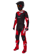 Alpinestars 2025 Racer Veil Gear Set, kompletny strój motocrossowy w kolorze czarnym i czerwonym z białymi akcentami, zawierający dopasowaną koszulkę, spodnie, kask, gogle, rękawice i buty, zaprojektowany z myślą o wydajności w terenie