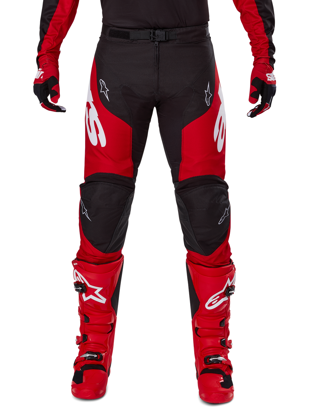 Zestaw Alpinestars 2025 Racer Veil, spodnie i buty motocrossowe, czerwono-czarne, wyraźne białe logo na udach i butach, noszone z dopasowanymi rękawicami, wytrzymała konstrukcja tekstylna ze skórzanymi wzmocnieniami do wyścigów off-road