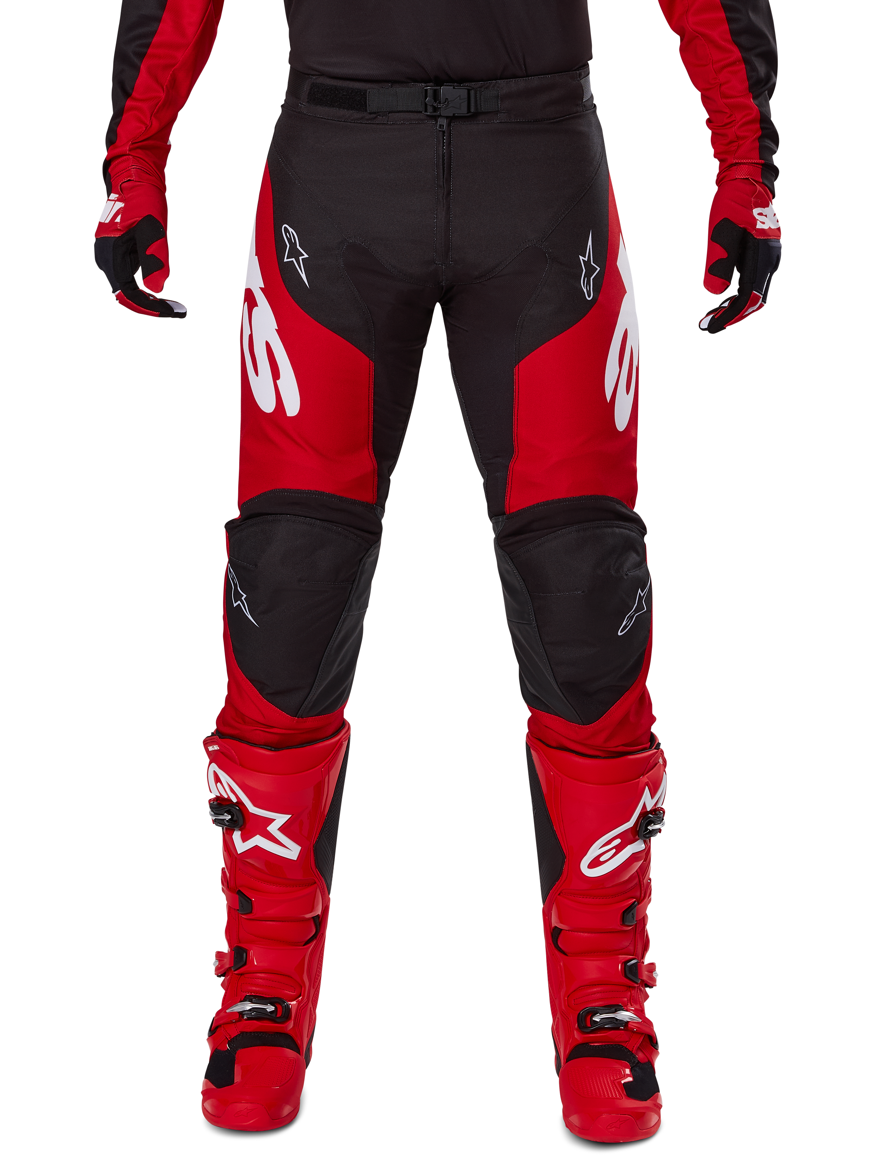 Zestaw Alpinestars 2025 Racer Veil, spodnie i buty motocrossowe, czerwono-czarne, wyraźne białe logo na udach i butach, noszone z dopasowanymi rękawicami, wytrzymała konstrukcja tekstylna ze skórzanymi wzmocnieniami do wyścigów off-road