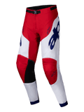 Alpinestars 2025 Racer Veil Pants, spodnie motocrossowe, czerwone i białe z niebieskimi akcentami, czarne wewnętrzne panele na kolanach, ergonomiczny wstępnie wyprofilowany design, wyraziste logotypy i symbole gwiazdy, wytrzymała odzież do wyścigów terenowych