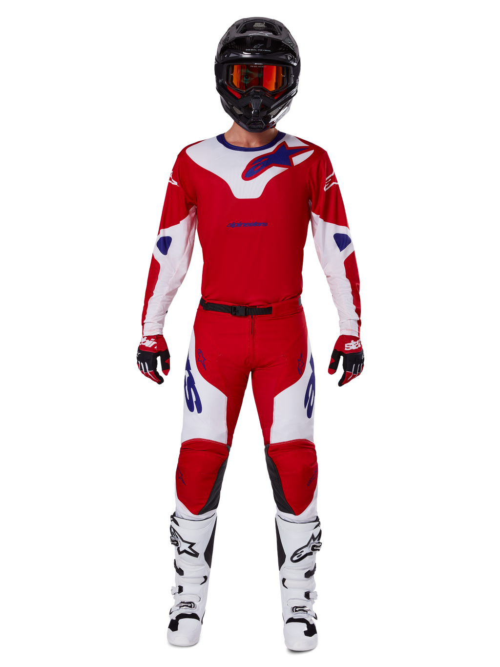 Alpinestars 2025 Racer Veil Pants i kompletny zestaw odzieży motocrossowej, jaskrawoczerwony i biały z niebieskimi akcentami, z dopasowaną koszulką, czarnym kaskiem z pomarańczowymi goglami, biało-czarnymi butami i czerwonymi rękawicami, spójny, wyczynowy wygląd do wyścigów terenowych