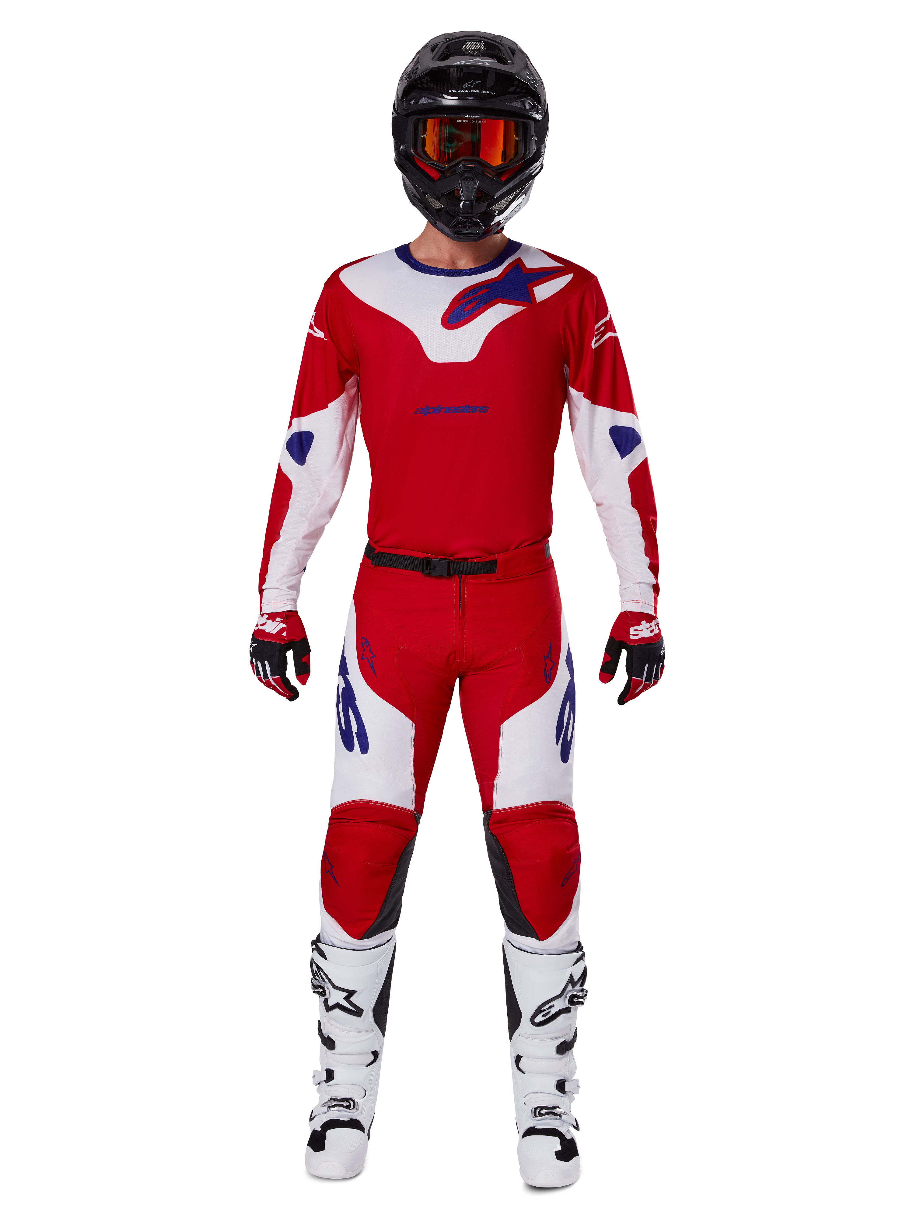 Alpinestars 2025 Racer Veil Pants i kompletny zestaw odzieży motocrossowej, jaskrawoczerwony i biały z niebieskimi akcentami, z dopasowaną koszulką, czarnym kaskiem z pomarańczowymi goglami, biało-czarnymi butami i czerwonymi rękawicami, spójny, wyczynowy wygląd do wyścigów terenowych
