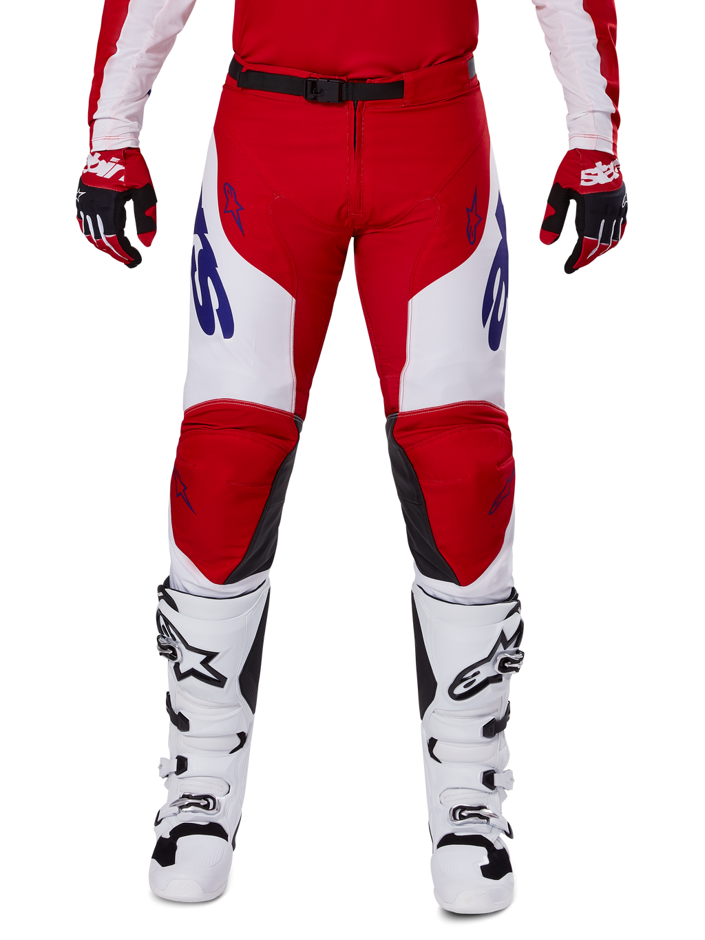 Alpinestars 2025 Racer Veil Pants, spodnie motocrossowe, jaskrawoczerwone i białe, zestawione z czerwonymi rękawicami i białymi butami, niebieskie logo na udach, czarny pas w talii, ergonomiczny sportowy krój