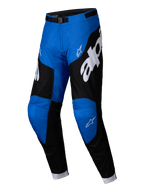 Alpinestars 2025 Racer Veil Pants, spodnie motocrossowe, niebieskie i czarne, z dużym białym logo Alpinestars, czarnymi panelami bocznymi, niebieskimi sekcjami na kolanach i regulowaną klamrą w pasie.