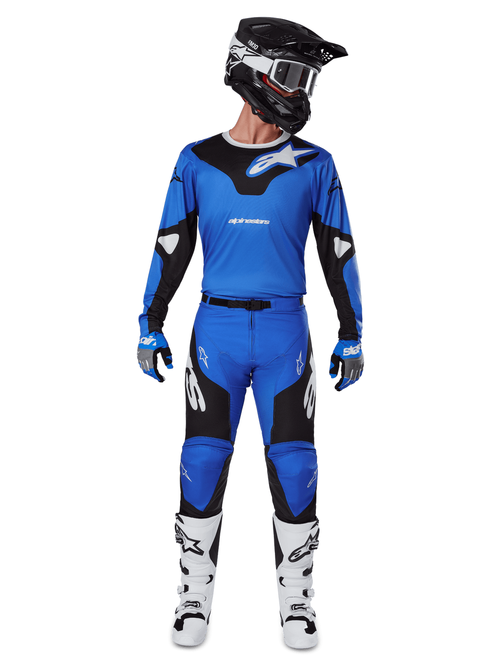 Alpinestars 2025 Racer Veil Pants, spodnie motocrossowe, niebiesko-czarne, kompletny strój wyścigowy z dopasowaną niebiesko-czarną koszulką, czarno-białym kaskiem, niebieskimi rękawicami i białymi butami, wyraźne logo, ergonomiczna konstrukcja do jazdy terenowej