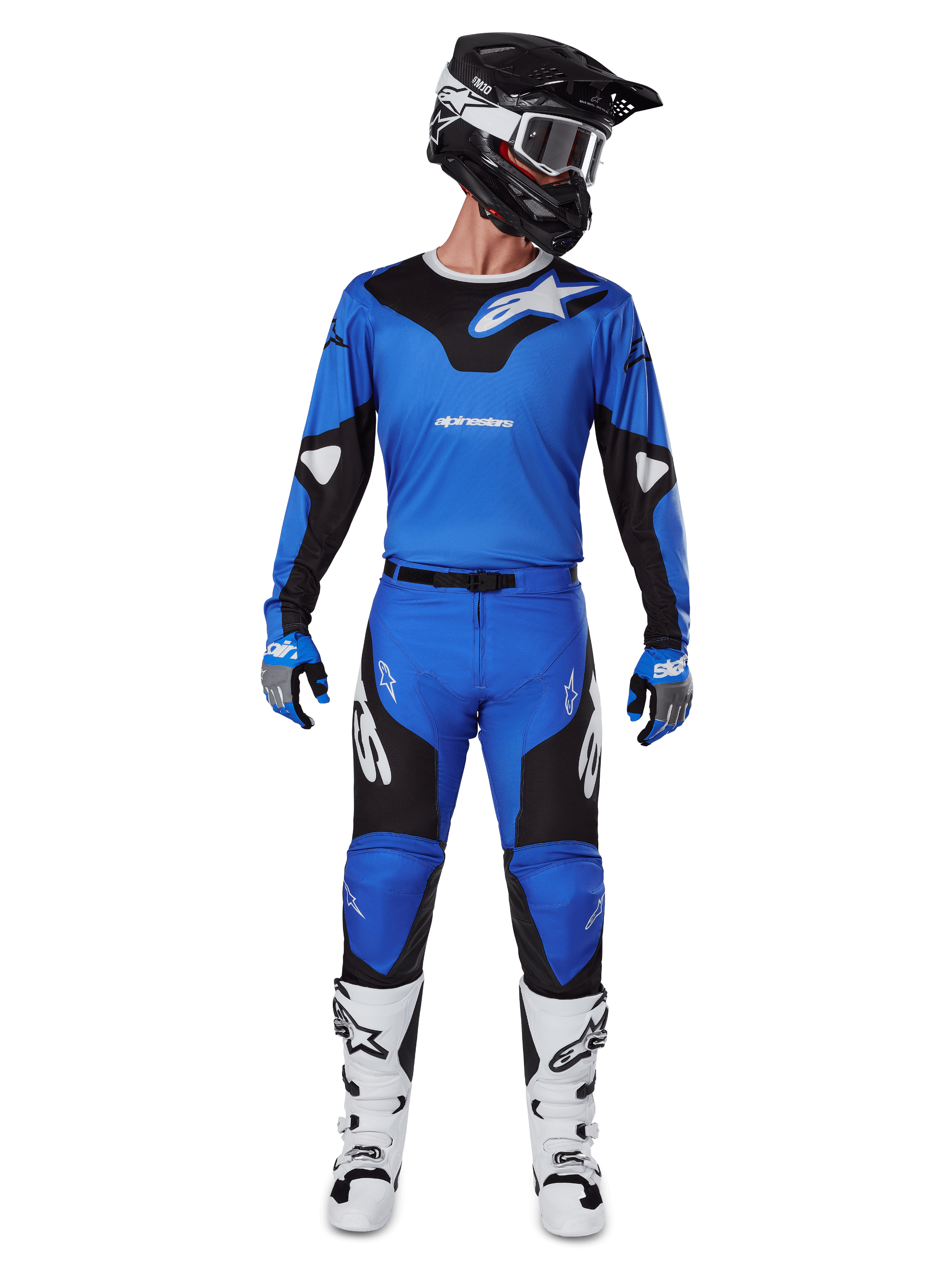 Alpinestars 2025 Racer Veil Pants, spodnie motocrossowe, niebiesko-czarne, kompletny strój wyścigowy z dopasowaną niebiesko-czarną koszulką, czarno-białym kaskiem, niebieskimi rękawicami i białymi butami, wyraźne logo, ergonomiczna konstrukcja do jazdy terenowej