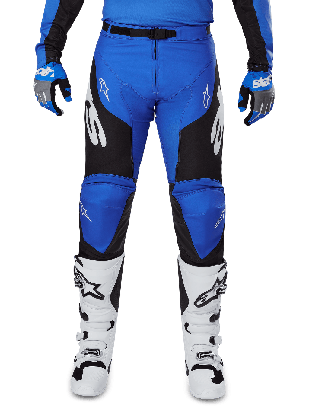 Alpinestars Racer Veil Pants 2025, spodnie motocrossowe, niebiesko-czarne z białym logo Alpinestars na nogawkach, czarne panele boczne, noszone z białymi butami motocrossowymi i niebiesko-szarymi rękawicami, wysokowydajny sprzęt do jazdy terenowej