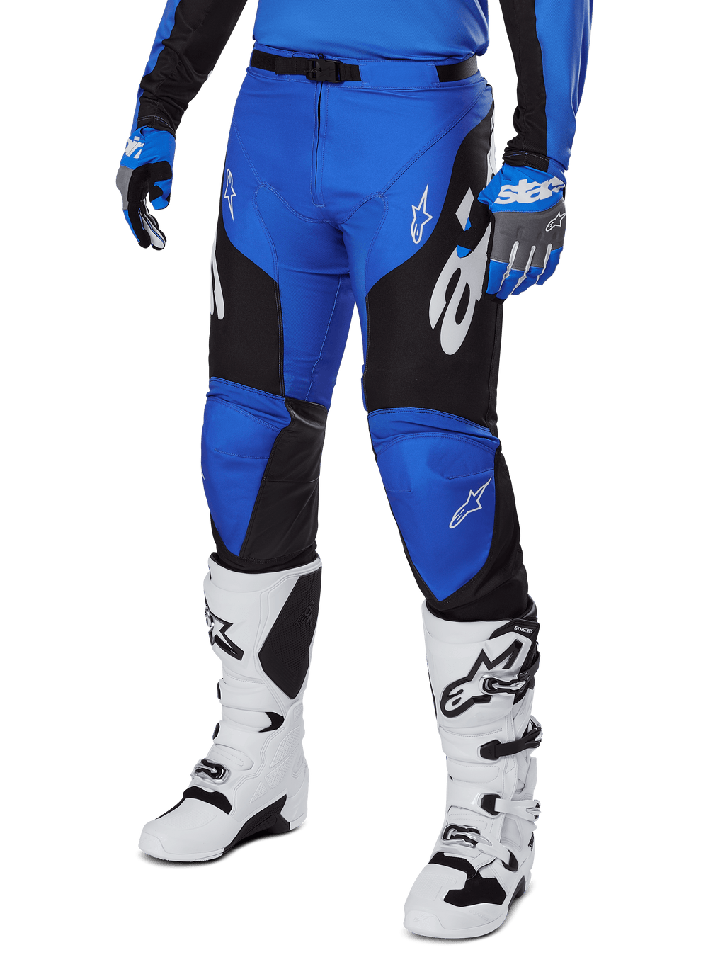 Alpinestars Racer Veil Pants 2025, spodnie motocrossowe, niebiesko-czarne z białymi akcentami graficznymi, noszone z pasującą niebieską koszulką, rękawicami i białymi butami, wytrzymała odzież ochronna do wyścigów terenowych