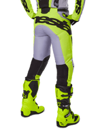 Alpinestars 2025 Racer Veil Pants, spodnie motocrossowe, szare i żółte neonowe, widok z tyłu przedstawiający ergonomiczną konstrukcję z dużym czarnym logo na siedzeniu, czarne panele na dole nogawek i pasujące jaskrawożółte buty wyścigowe