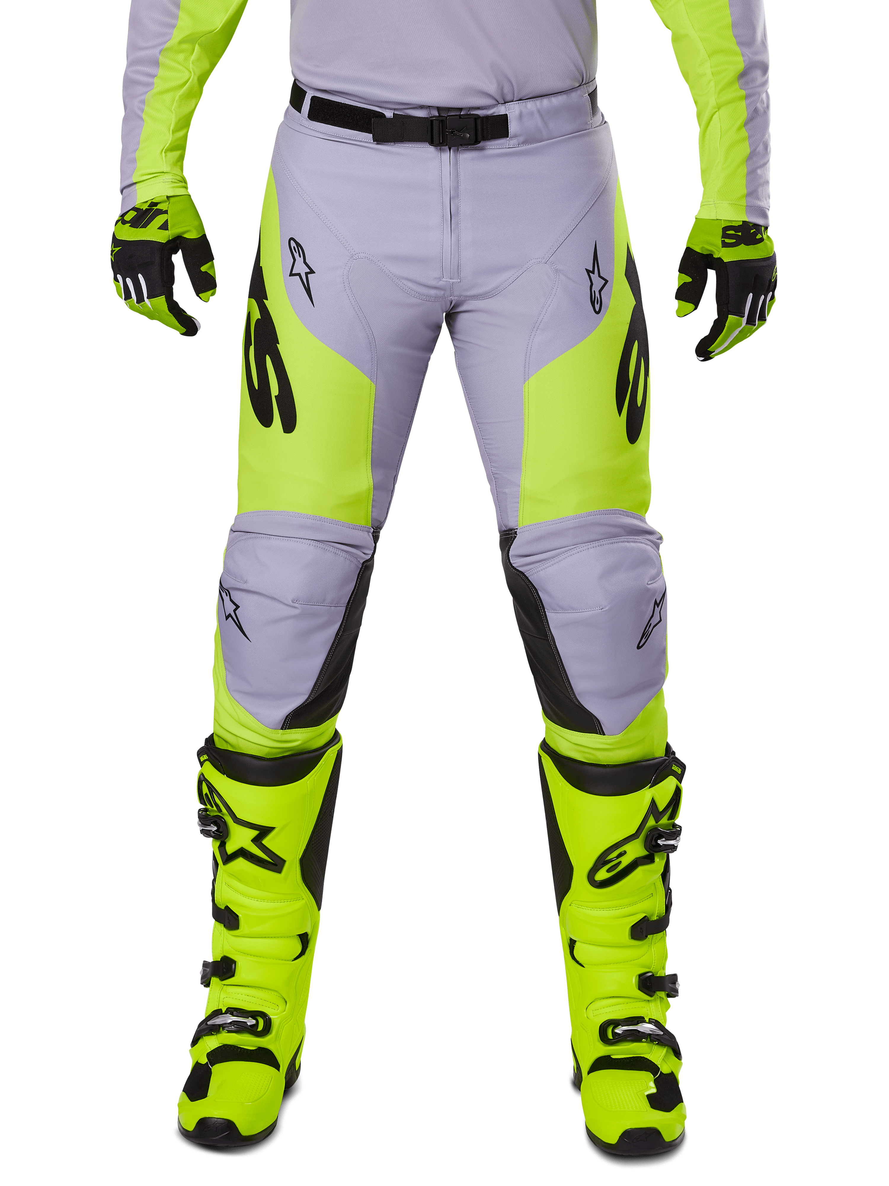 Alpinestars 2025 Racer Veil Pants, spodnie motocrossowe, szare i żółte fluo, noszone z pasującymi neonowożółtymi butami i rękawicami, czarne logo Alpinestars, ergonomiczna konstrukcja do jazdy terenowej