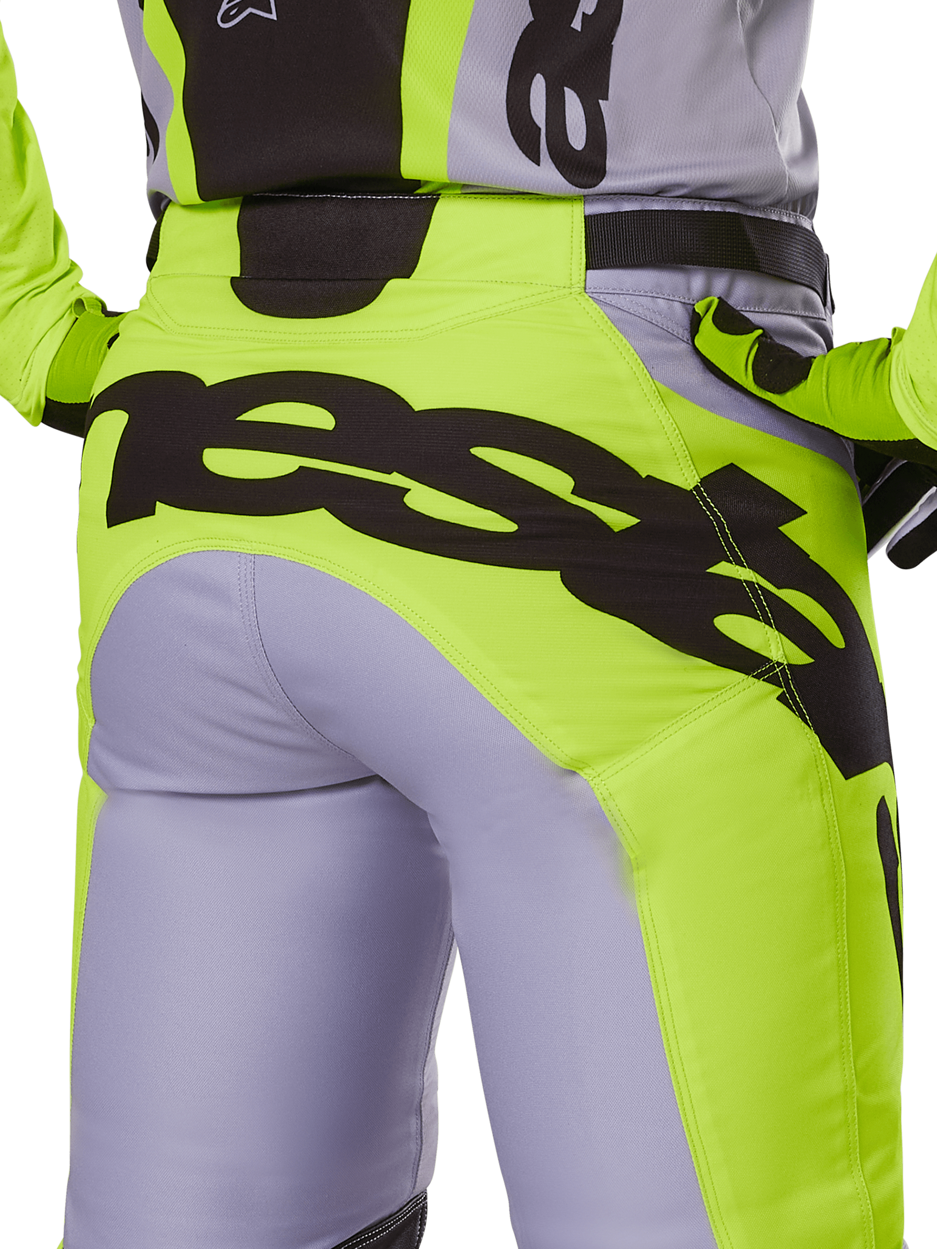Alpinestars 2025 Racer Veil Pants, spodnie motocrossowe, szare i żółte neonowe, widok z tyłu z dużym czarnym brandingiem na siedzeniu, noszone z pasującą bluzą i rękawicami, techniczny design off-road