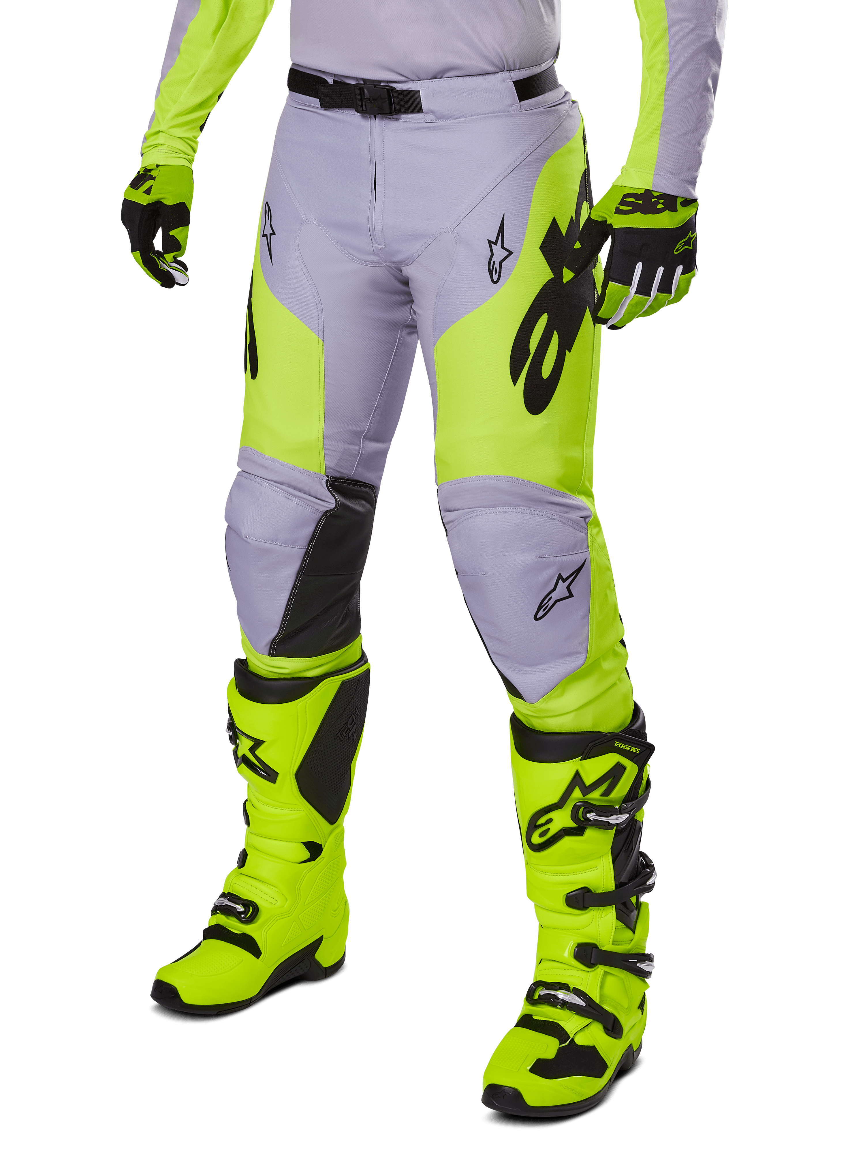 Alpinestars 2025 Racer Veil Pants, spodnie motocrossowe, szare i neonowe żółte fluo, z czarnym logo gwiazdy i regulowanym pasem, widoczne z dopasowanymi butami i rękawicami motocrossowymi, ergonomiczna konstrukcja do jazdy terenowej