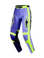 Alpinestars 2026 Racer Portl Pants, spodnie motocrossowe, fioletowe i fluorescencyjne żółte, wielotonowe fioletowe panele z neonowymi żółtymi akcentami, czarne skórzane wzmocnienia na wewnętrznej stronie kolan, wyraźne logo Alpinestars na udach, ergonomiczny wstępnie zakrzywiony krój do jazdy off-road.