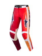 Alpinestars 2026 Racer Portl Pants, spodnie motocrossowe, czerwone i jasnoszare z ciemnoszarymi logo, jaskrawe pomarańczowe gradienty i białe paski, duże logo Astar na udach, jasnoszare skórzane wzmocnienia wewnętrznej części kolan, czarna klamra w pasie, wytrzymały sprzęt do jazdy off-road