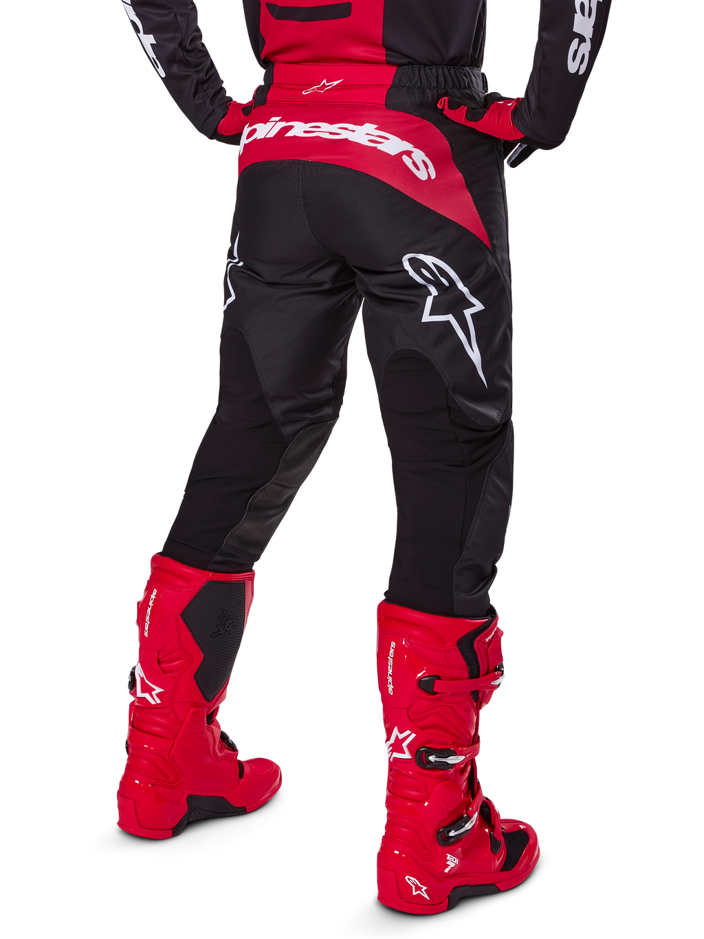 Alpinestars 2025 Fluid Haul Gear Set, widok z tyłu, czarno-czerwone spodnie motocrossowe z dużymi białymi logotypami, pasująca koszulka i intensywnie czerwone buty Tech 7, dopasowany zestaw wyścigowy off-road