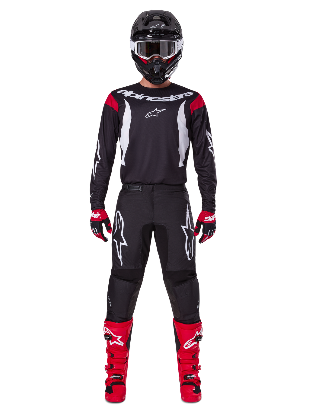 Alpinestars 2025 Fluid Haul Gear Set, zawodnik motocrossowy w pełnym stroju wyścigowym, czarna koszulka z czerwonymi akcentami na ramionach i białym logo, czarne spodnie z białym logo gwiazdy, jaskrawoczerwone buty, czerwono-czarne rękawice, czarny kask z białymi goglami, spójny wyczynowy styl off-road