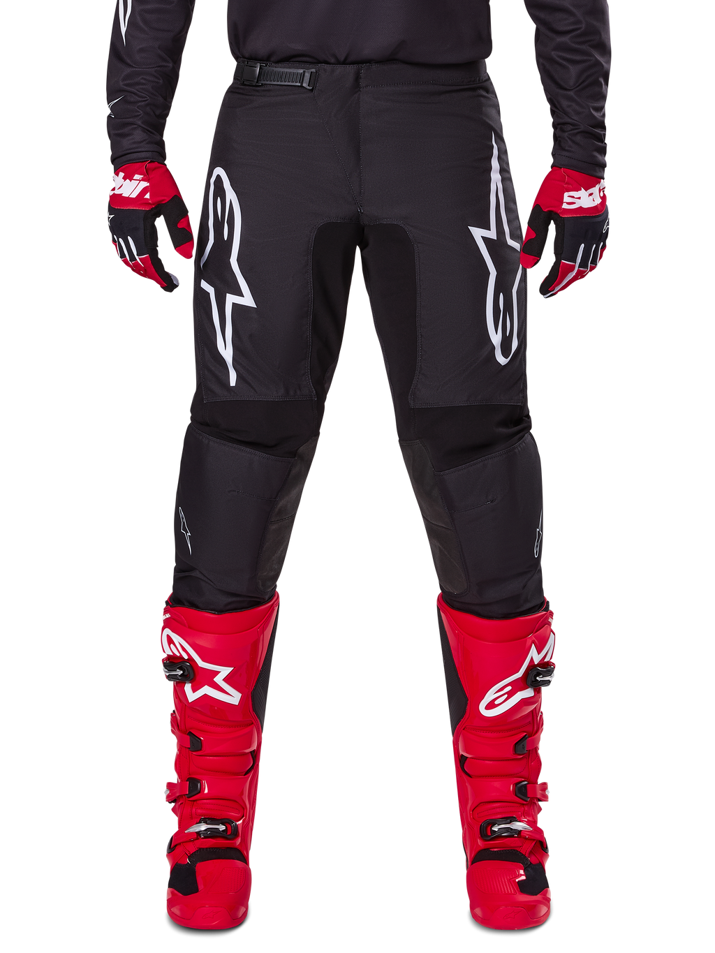 Zestaw Alpinestars 2025 Fluid Haul, czarne spodnie motocrossowe z białymi logo Astars na udach, jaskrawoczerwone buty i czerwono-czarne rękawice, dopasowany strój do wyścigów terenowych
